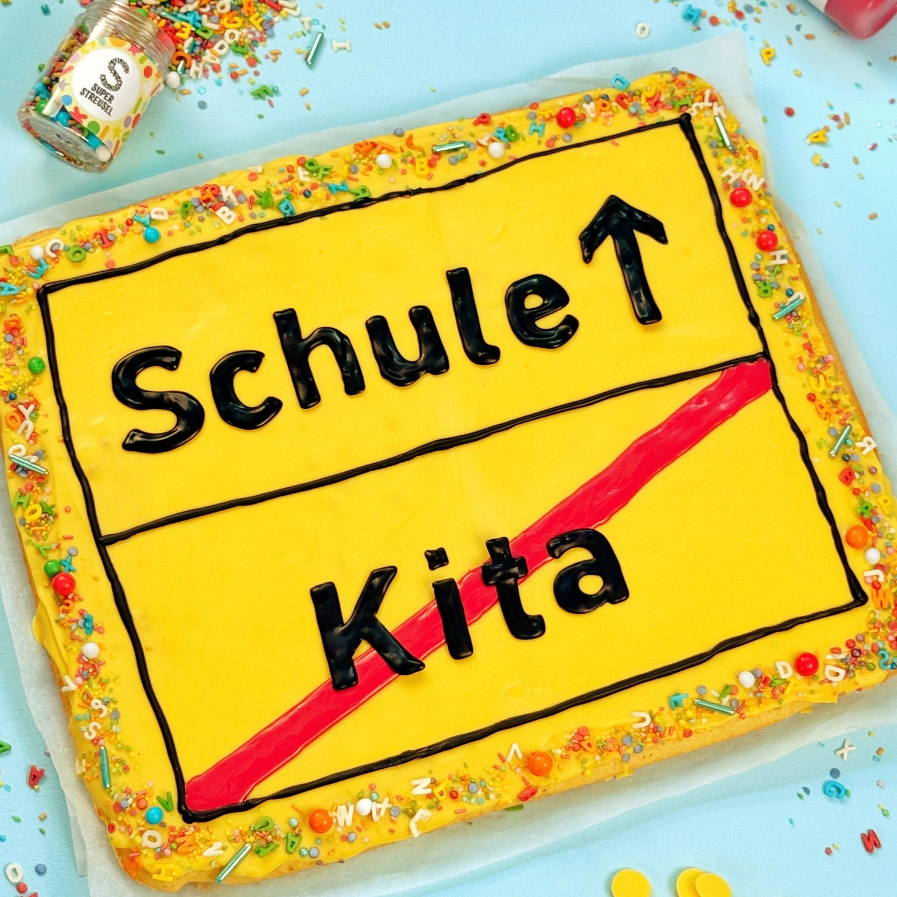 Ortsschild Schule Blechkuchen